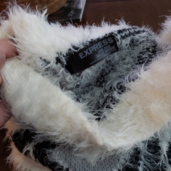 Express hat with matching scarf - Picture 4 of 4